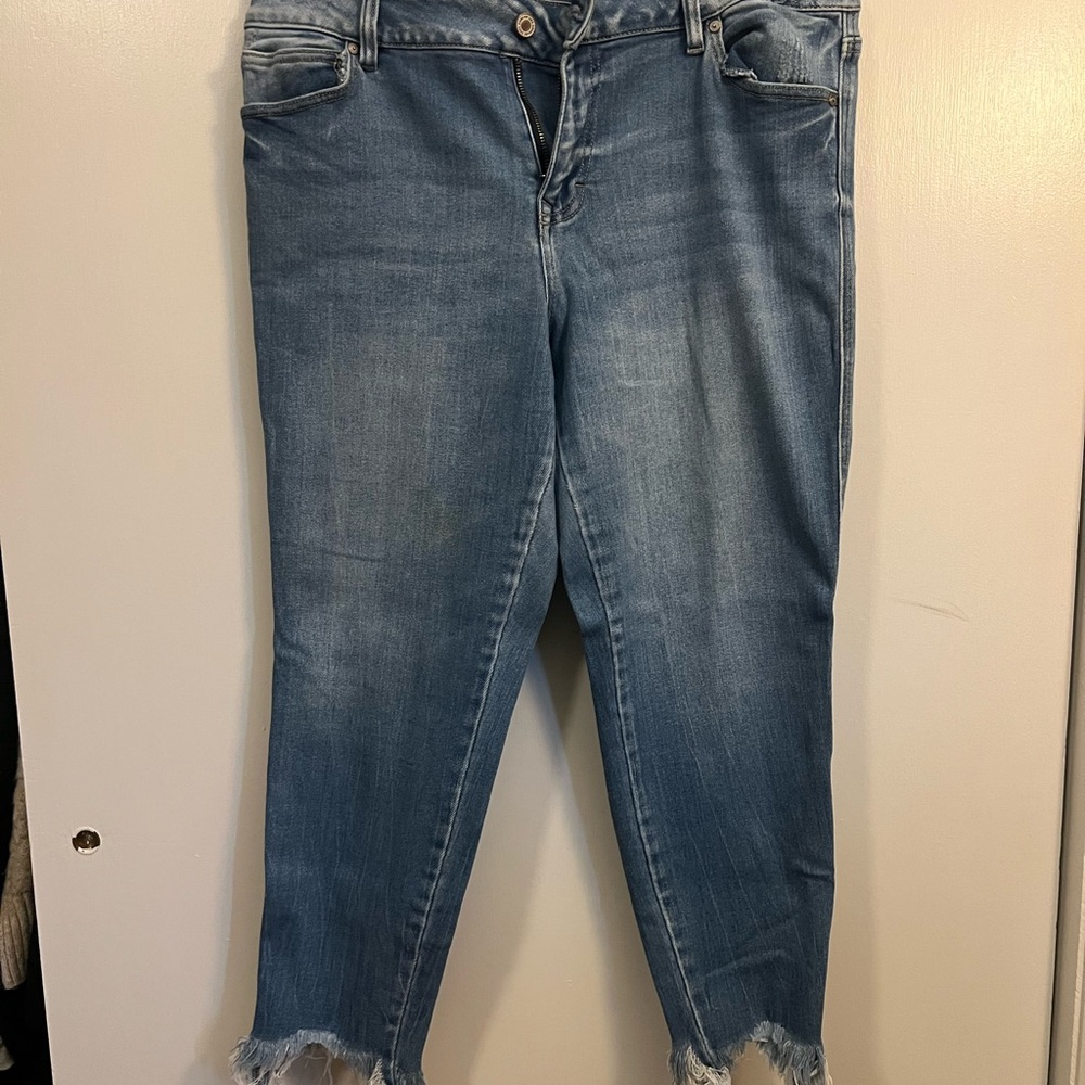 KanCan Light Blue Cropped Jeans with Frayed Hem